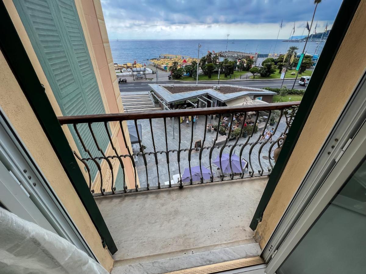 Splendido Appartamento Con Vista Mare Su Piazza Dante Varraze Exterior foto