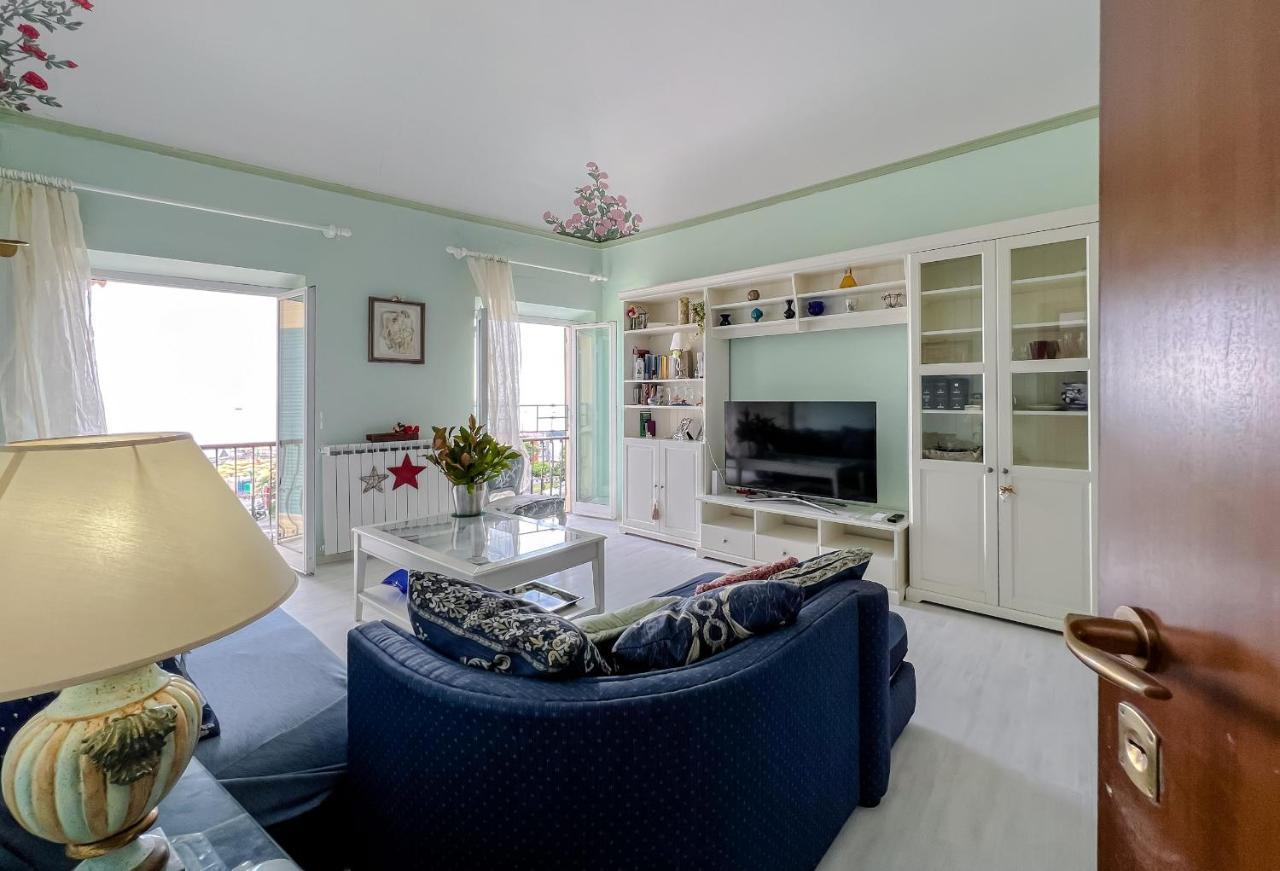 Splendido Appartamento Con Vista Mare Su Piazza Dante Varraze Exterior foto