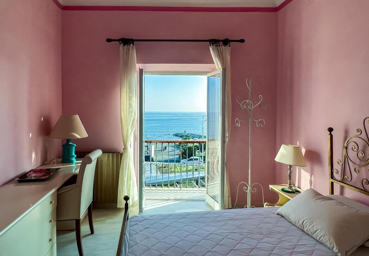 Splendido Appartamento Con Vista Mare Su Piazza Dante Varraze Exterior foto